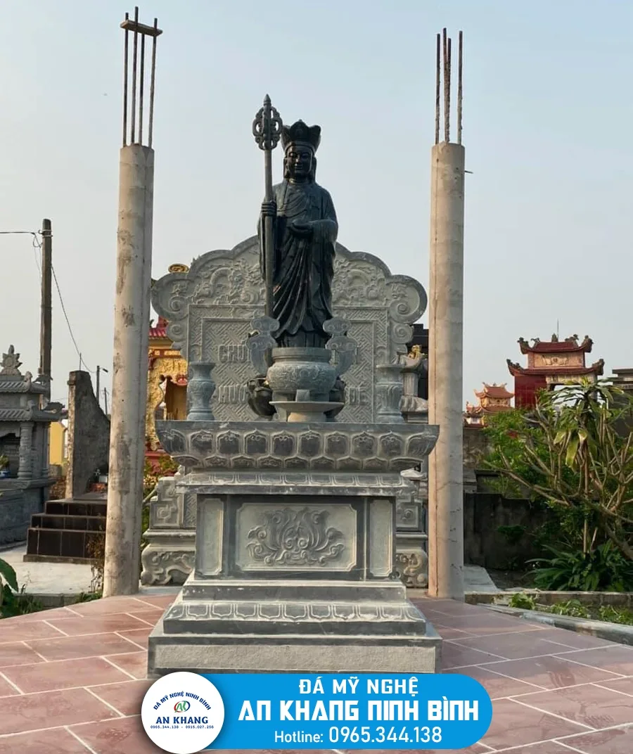 Bàn lễ đá có cấu tạo đơn giản, gồm hai bộ phận chính: chân bàn và mặt bàn