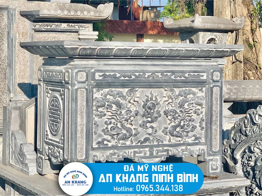 Bàn lễ đá giúp không gian thờ cúng trở nên trang trọng và uy nghiêm.