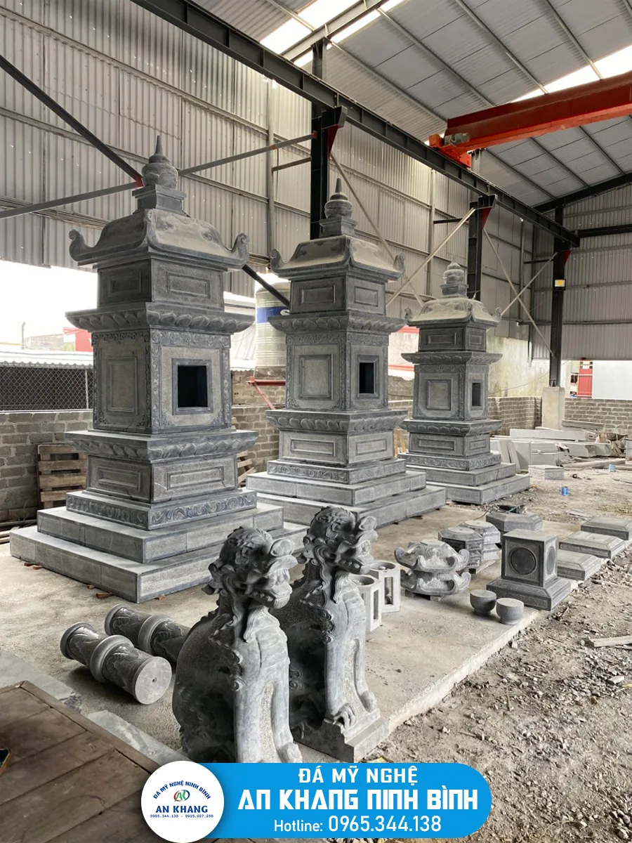 Mộ tháp thường được khắc họa các họa tiết như bông sen, tứ quý, tứ linh, mây trời,